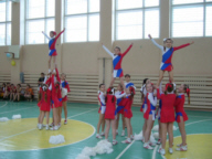 Die Cheer-Leader-Gruppe der Schule Nr. 1