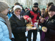 Bliny-Essen bei der Masleniza-Feier der Schule
